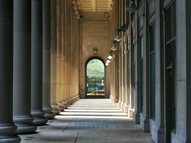 columns-3896777_640-min
